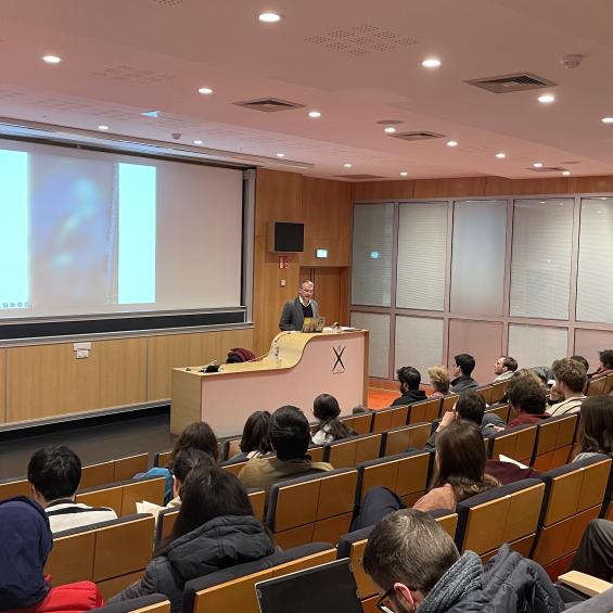 Global politics and history in the 20th and 21st centuries: an education that builds bridges between the sciences